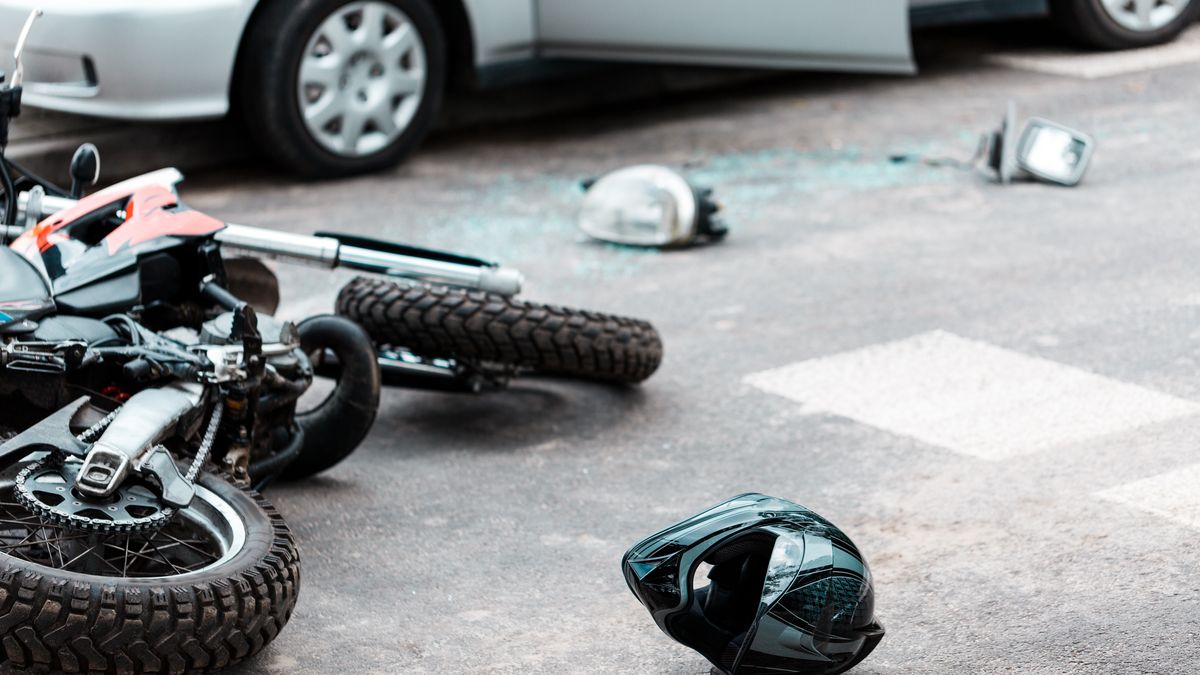 Mladý motorkář narazil u Prahy do auta, jehož řidič mu nedal přednost. V nemocnici zemřel